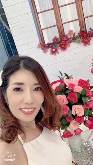 nâng chân mày cao lên